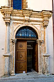 Retimo, citt vecchia, portale in stile Veneziano. 